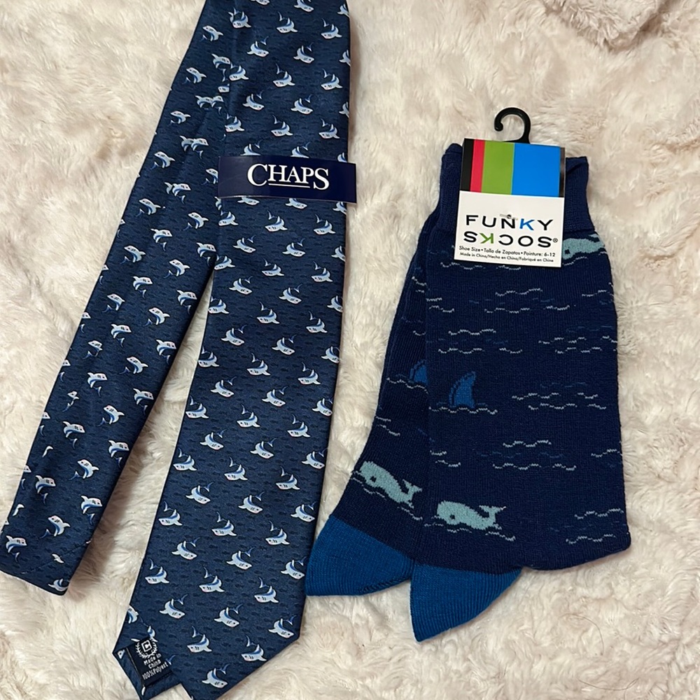 MENS CHAPS SHARK TIE + Matching Socks NEW